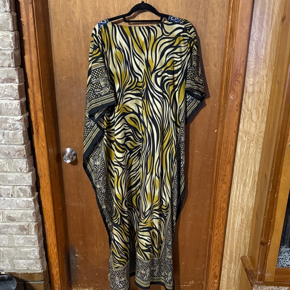 Elegant Zebra Print Winlar Kaftan Dress - Picture 2 of 5